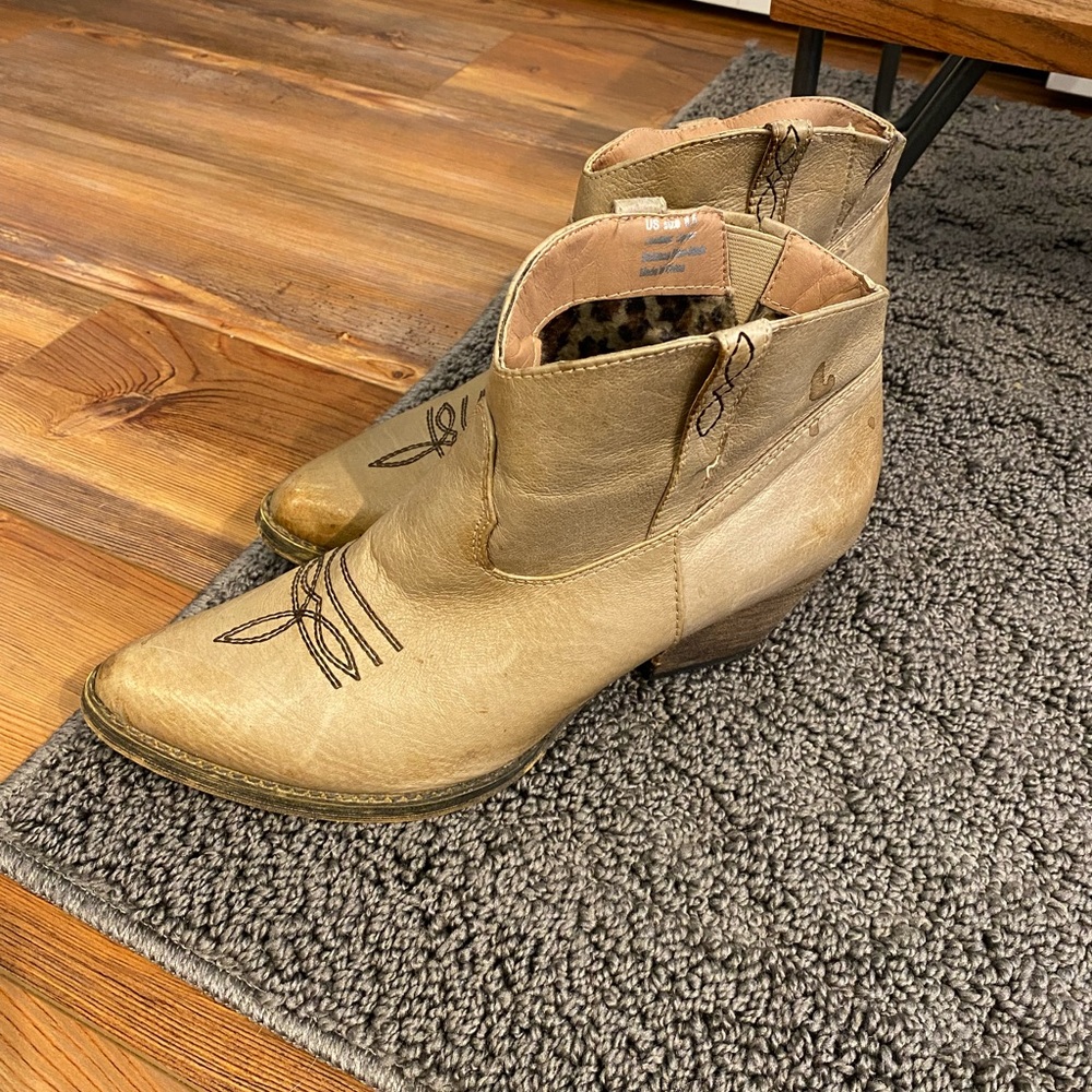 Very Volatile Los Angeles Cowboy bootie; Women’s size 8.5